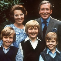 beatrix claus en drie zoons zonen groepsfoto