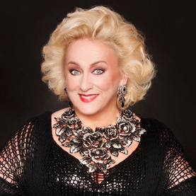 karin bloemen portret zwarte jurk